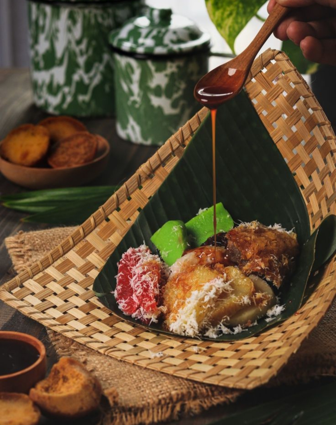 Di tengah serbuan makanan kekinian dan jajanan viral di media sosial, Tulungagung tetap punya pesonanya sendiri lewat jajanan pasar tradisional yang legendaris.