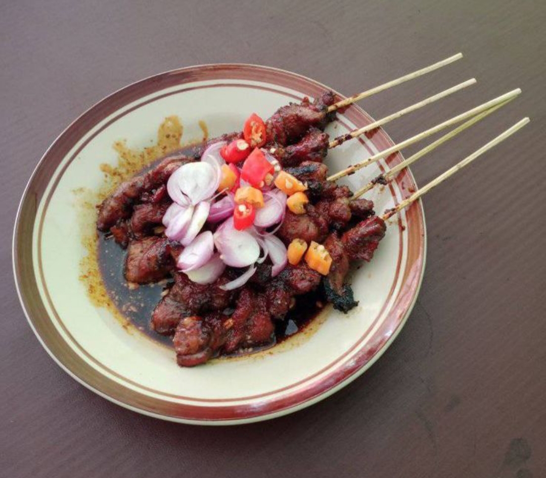 Di antara jejeran kuliner khas Indoensia, ada satu sajian yang berhasil mencuri perhatian para pecinta daging kambing, yakni sate kambing khas Tulungagung.