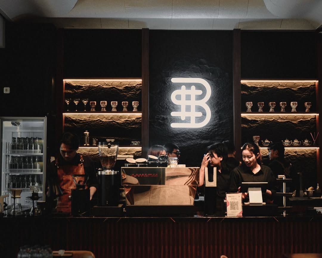 Kafe kini jadi tempat nongkrong terbaru favorit anak muda yang ada di Tulungagung.