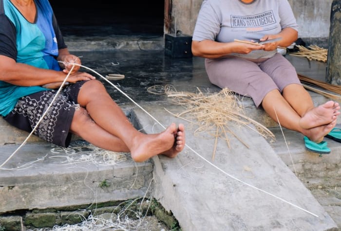 Keseharian warga Desa Mirigambar, Sumbergempol, Tulungagung, sebagai pengrajin kerajinan tangan irek atau kalo.