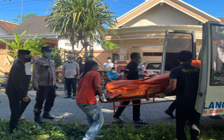 Polsek Ngantru bersama tim SPKT dan Inafis Polres Tulungagung  melakukan evakuasi jenazah, GJ, 55, warga Pucung Lor, Ngantru.