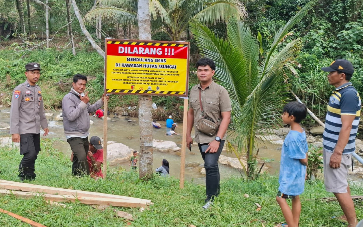 Polsek Besuki, Polres Tulungagung, bersama sejumlah instansi terkait melarang tambang emas tradisional yang berada di bantaran sungai Desa Keboireng, Kecamatan Besuki, Tulungagung, Kamis (29/5/2025).