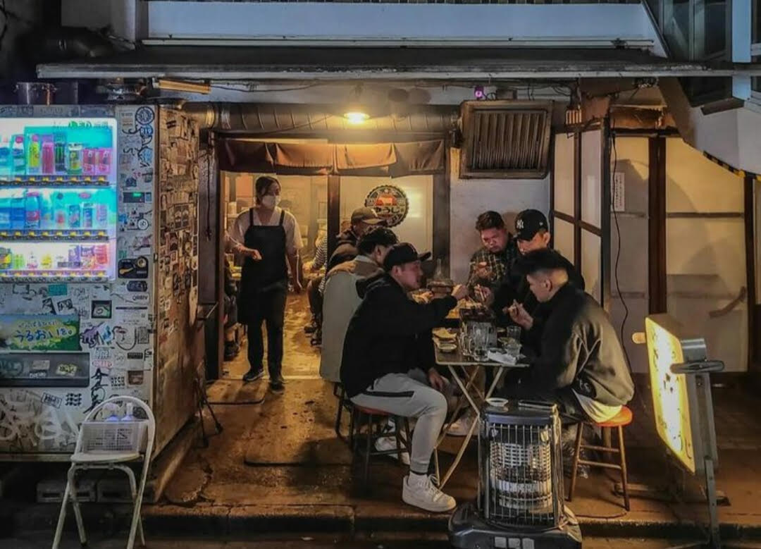 Banyak orang Tulungagung nongkrong di warung kopi sampai malam. Ada beberapa alasan yang patut untuk disimak.