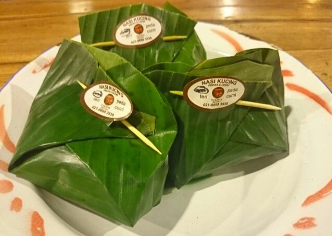 Meski terdengar sepele, nasi kucing di Tulungagung ini ternyata menyimpan cerita sosial dan budaya yang kaya.