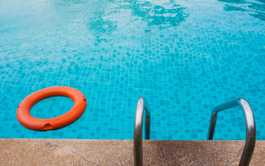 Tulungagung memiliki banyak spot berenang favorit yang siap memanjakan pengunjung, mulai dari kolam renang modern hingga pemandian alami yang menyejukkan.