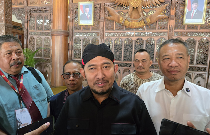 Ketua Umum Pengrov Percasi Jatim Achmad Fauzi Wongsojudo bersama Bupati Tulungagung Gatut Sunu Wibowo dan jajaran wakil ketua Percasi Jatim bertemu awak media di Pendapa Kongas Arum Kusumaningbangsa.