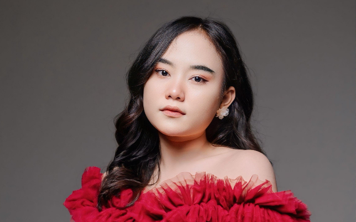Imel Permana seorang penyanyi kondang Tulungagung ketika berfoto untuk persiapan konsernya beberapa waktu lalu.