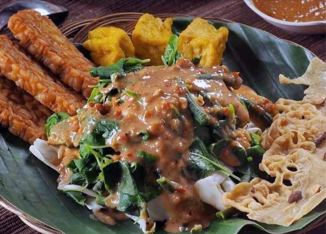 Belakangan ini para pembeli nasi pecel mendapatkan kejutan manis yang membuat pengalaman makan mereka semakin berkesan ketika berada di Tulungagung.
