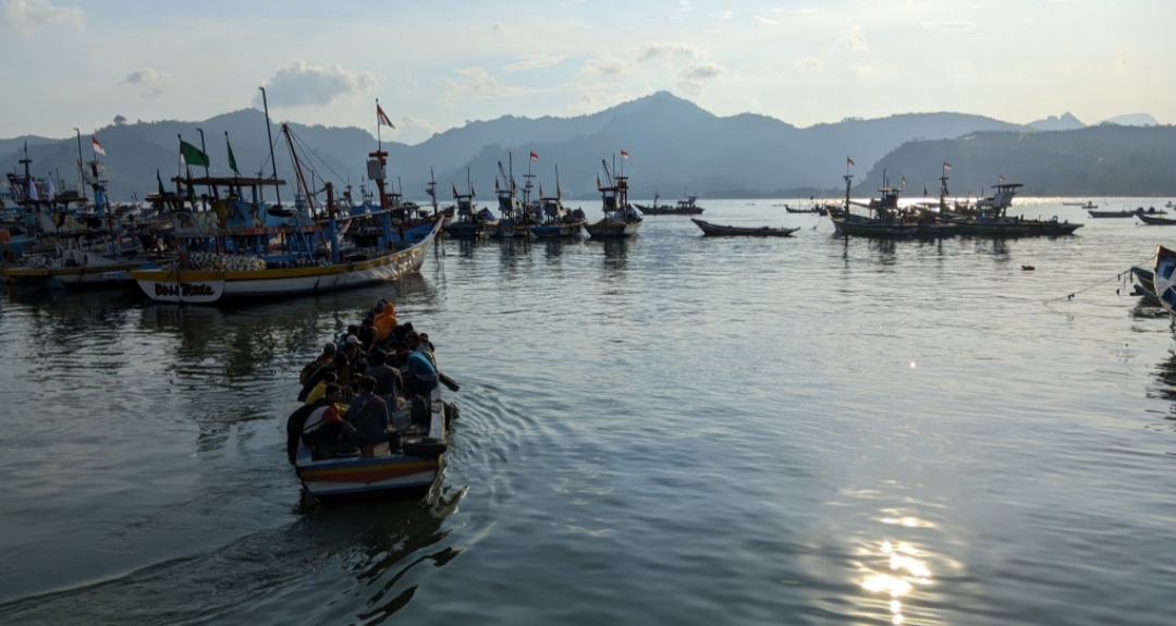 Teluk Popoh sering dihiasi sampah yang berasal dari berbagai sungai di Tulungagung.