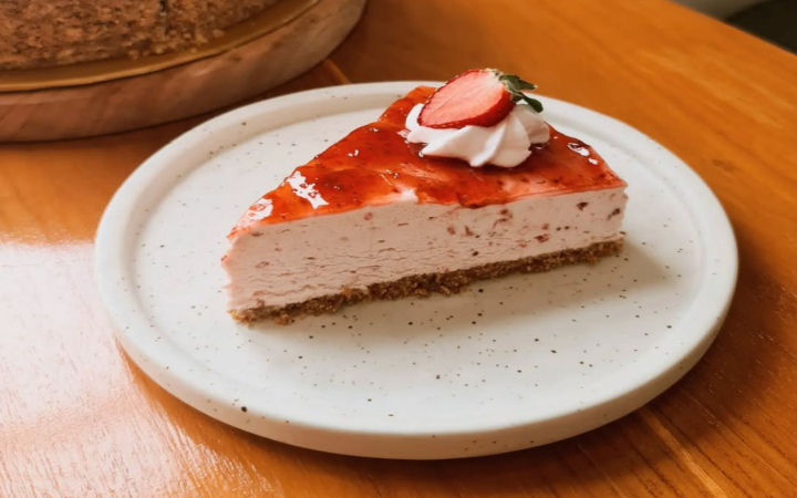 Bakery yang menjadi favorit banyak orang Tulungagung, karena menyajikan berbagai kudapan manis dengan rasa premium. Termasuk strawberry mousse cake ini.