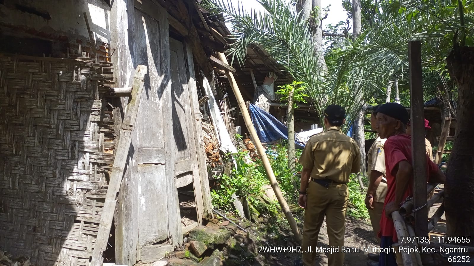 Pemkab Tulungagung meninjau kondisi salah satu rumah yang rusak akibat bencana.