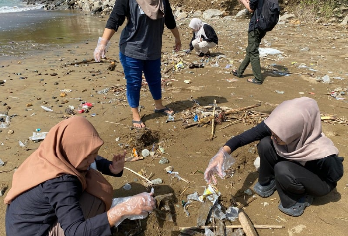 Aksi bersih pantai oleh Relawan Peduli Sekitar Tulungagung di Pantai Klatak, Desa Keboireng, Kecamatan Besuki, Tulungagung.