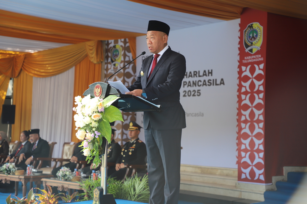 Bupati Tulungagung Gatut Sunu Wibowo menyampaikan sambutan di acara peringatan Hari Lahir Pancasila, Senin (2/6/2025).
