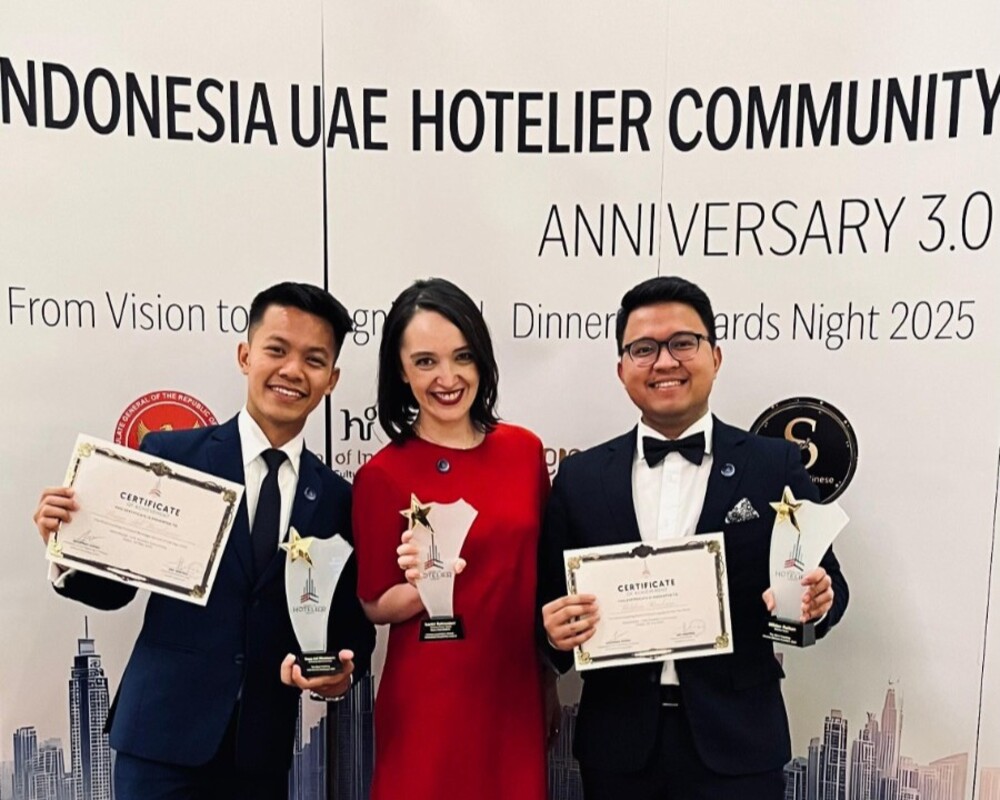 Bayu Adi Wicaksono (paling kIRI) foto bersama kolega di Dubai, UEA.