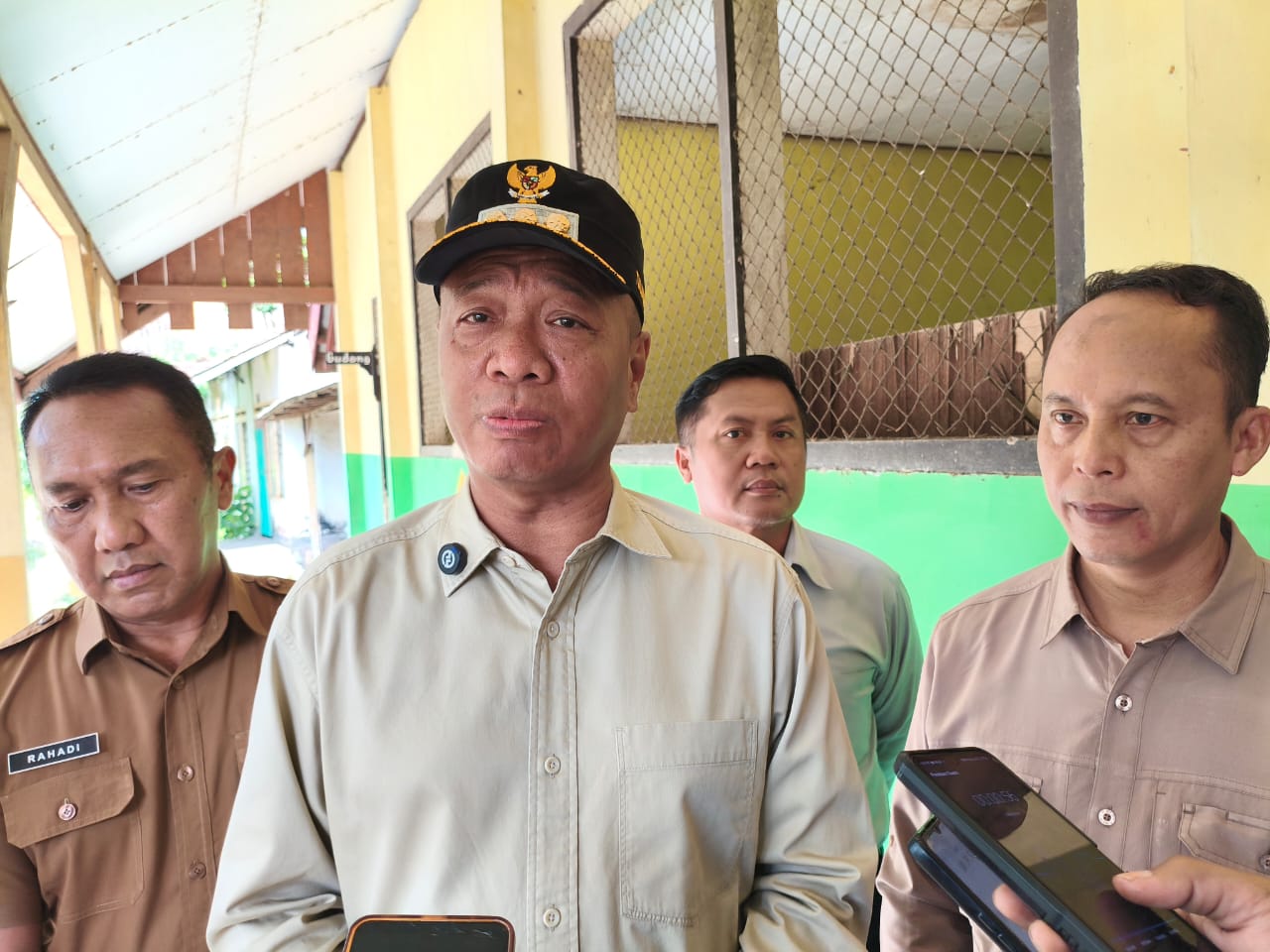 Bupati Tulungagung Gatut Sunu Wibowo memberi keterangan kepada awak media usai mengecek kondisi eks SDN 02 Sumber dadi pada Snein (2/6/2025) pagi.