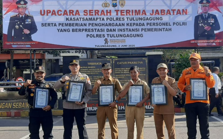 Tim gabungan, dari Kapolsek Pagerwojo, Danramil, Camat Pagerwojo, Kepala Desa Samar dan Wonorejo, BPBD Tulungagung, serta relawan Senkom, yang menerima penghargaan dari Kapolres Tulungagung.