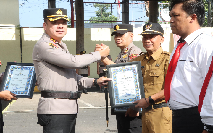 Camat Pagerwojo Setiyono, menerima penghargaan dari Kapolres Tulungagung, AKBP Muhammad Taat Resdi, Senin (2/6/2025).