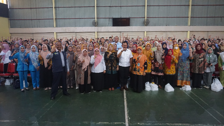 Anggota DPR RI Komisi IX Heru Tjahjono memberikan sosialisasi kesehatan kepada masyarakat Tulungagung, Senin (1/6/2025).