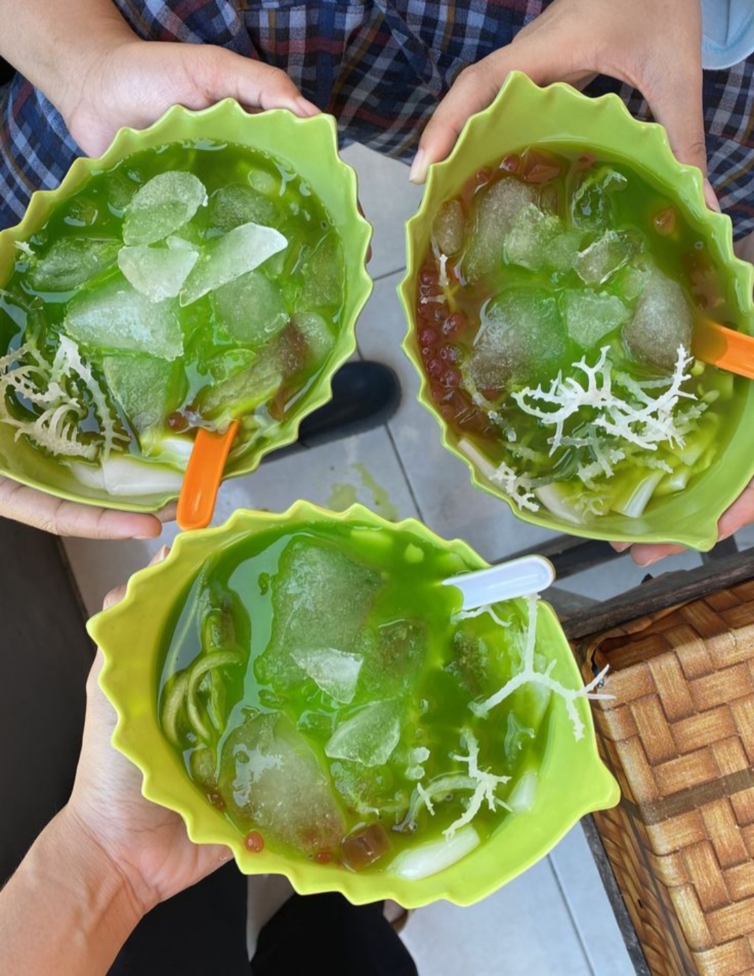 Minuman khas Tulungagung punya cita rasa unik yang nggak gampang ditemukan di tempat lain. Termasuk  es buto ijo minuman unik asli Tulungagung.