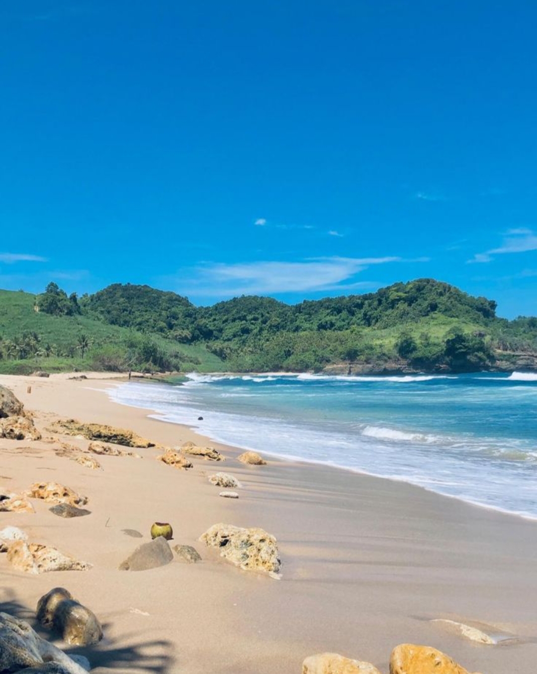 Terletak di sisi selatan Tulungagung, Pantai Molang bagaikan permata tersembunyi yang belum banyak dijamah wisatawan.