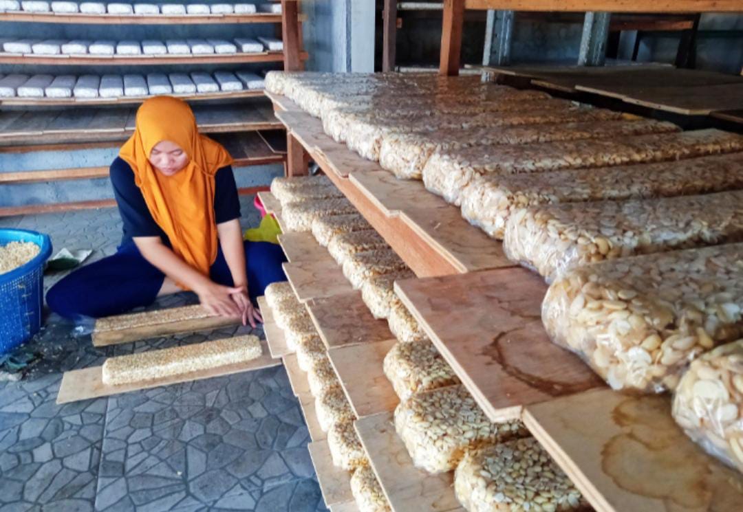 Warga Desa Singgit, Kecamatan Bandung, Tulungagung, banyak yang produksi tempe dan bisa jadi nadi ekonomi.
