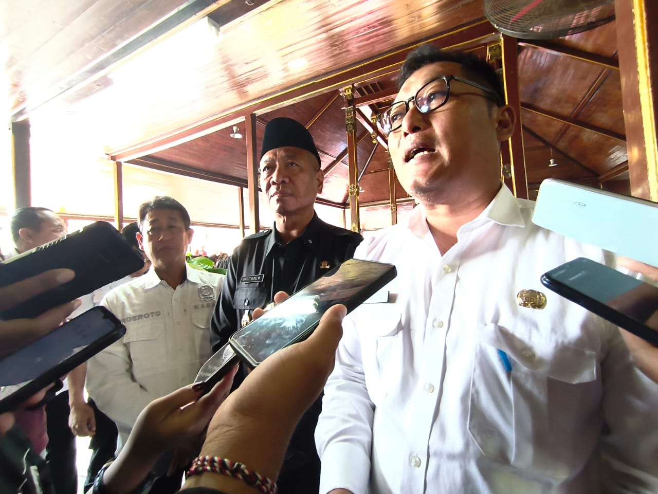 Kepala BPKAD Tulungagung Galih Nusantoro saat mendampingi Bupati Gatut Sunu Wibowo di Pendapa Kongas Arum Kusumaningbangsa.