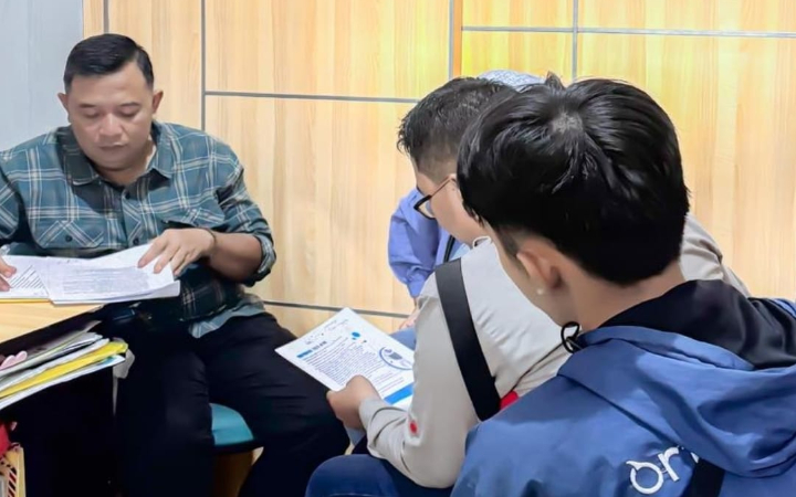 Diskusi mengenai rencana pembuatan sebuah film bertema desa di Tulungagung.