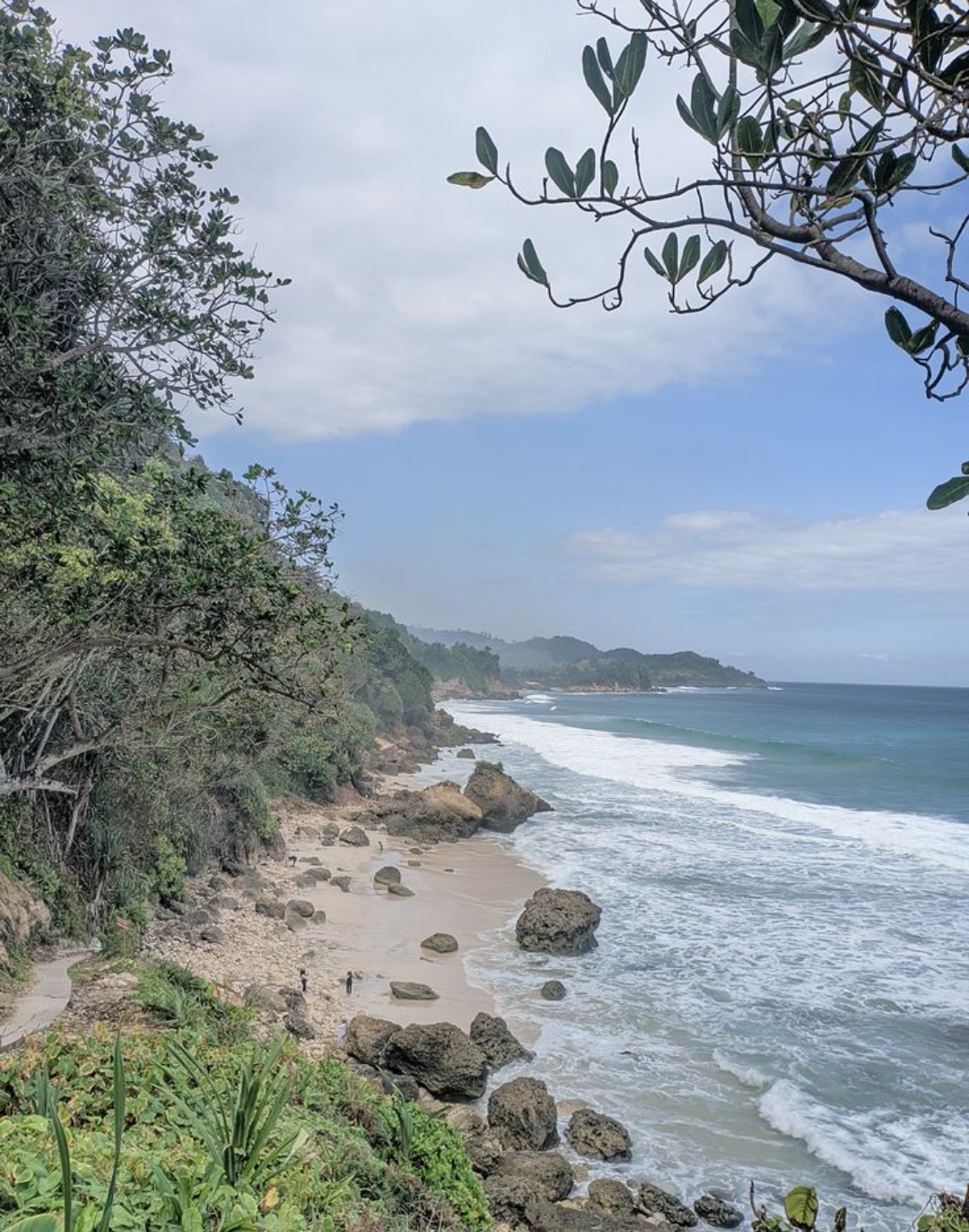 Tulungagung, yang dikenal dengan keindahan alamnya, menyimpan banyak kejutan bagi para pencinta pantai, termasuk Pantai Kelinci.