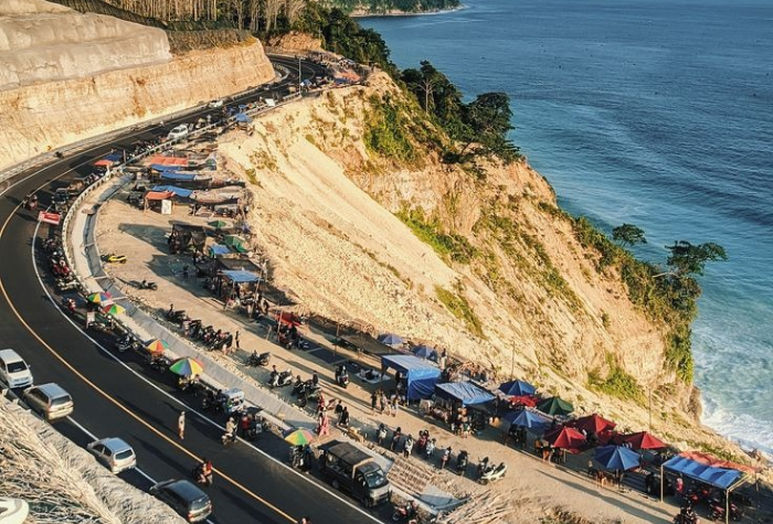 Temukan 6 destinasi wisata paling viral di Jalur Lintas Selatan (JLS) Tulungagung tahun 2025! Mulai dari Sine View hingga Pantai Kedung Tumpang, semuanya fotogenik dan wajib dikunjungi!