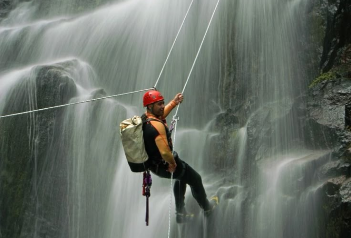 Canyoning Tulungagung kini menjadi salah satu daya tarik utama bagi pecinta wisata ekstrem.