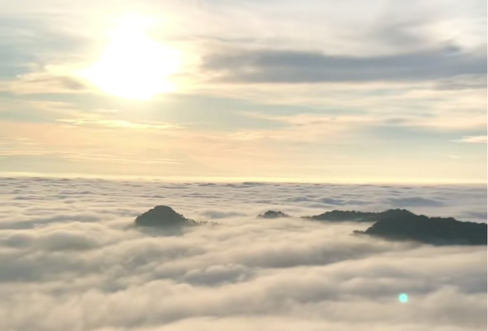 Di Tulungagung, Gunung Budeg menjadi destinasi populer yang menawarkan keindahan lautan awan di ketinggian rendah.