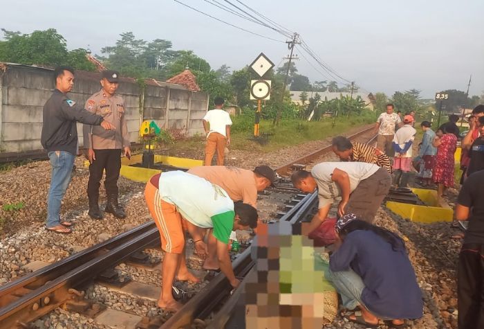Bocah usia 3 tahun meninggal tertemper kereta api ketika bermain di jalur rel tanpa pengawasan