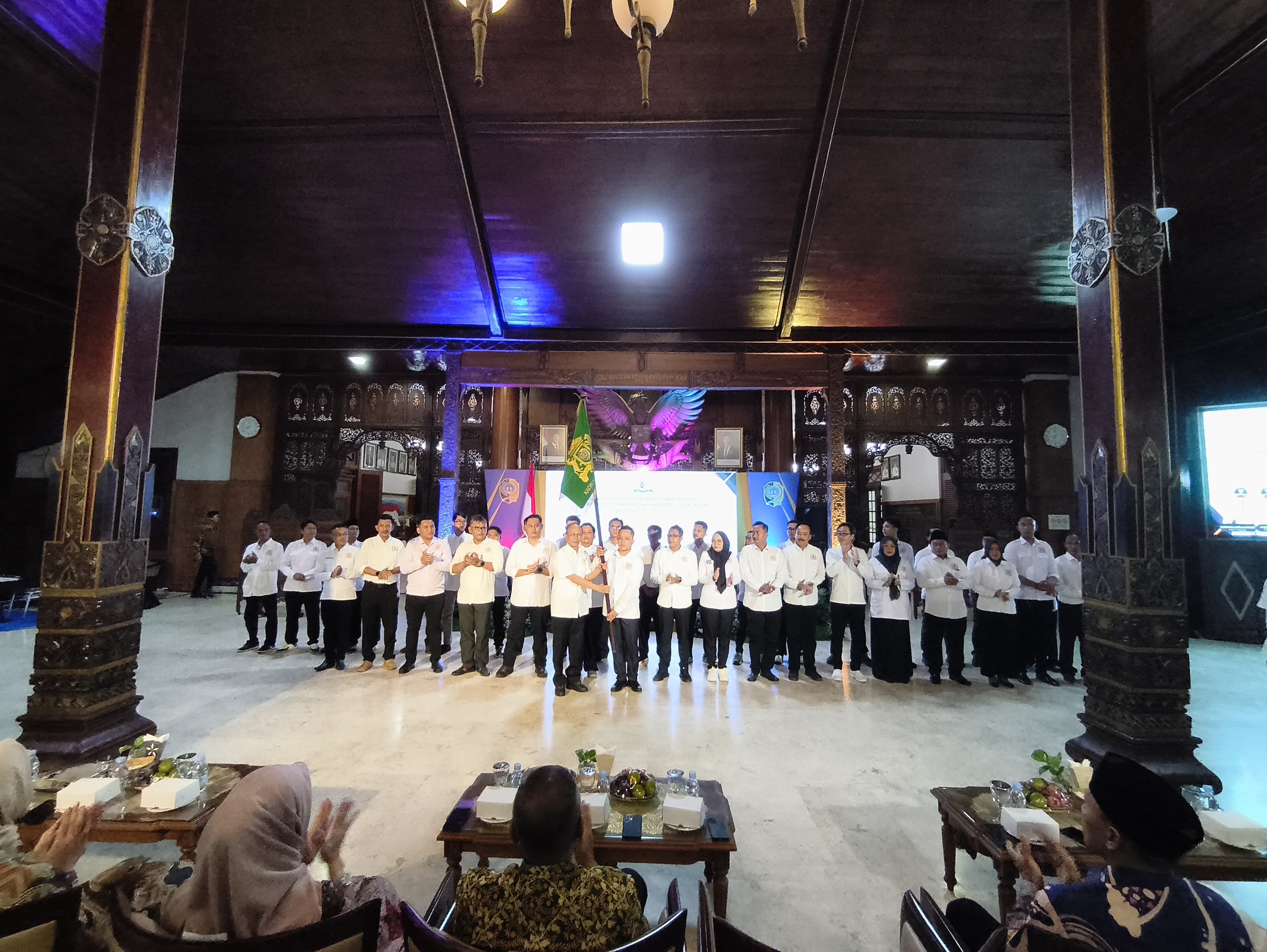 Ketua Umum KADIN Tulungagung Rifqi Firmansyah menerima pataka dari Ketua Umum KADIN Jatim Adik Dwi Putranto.