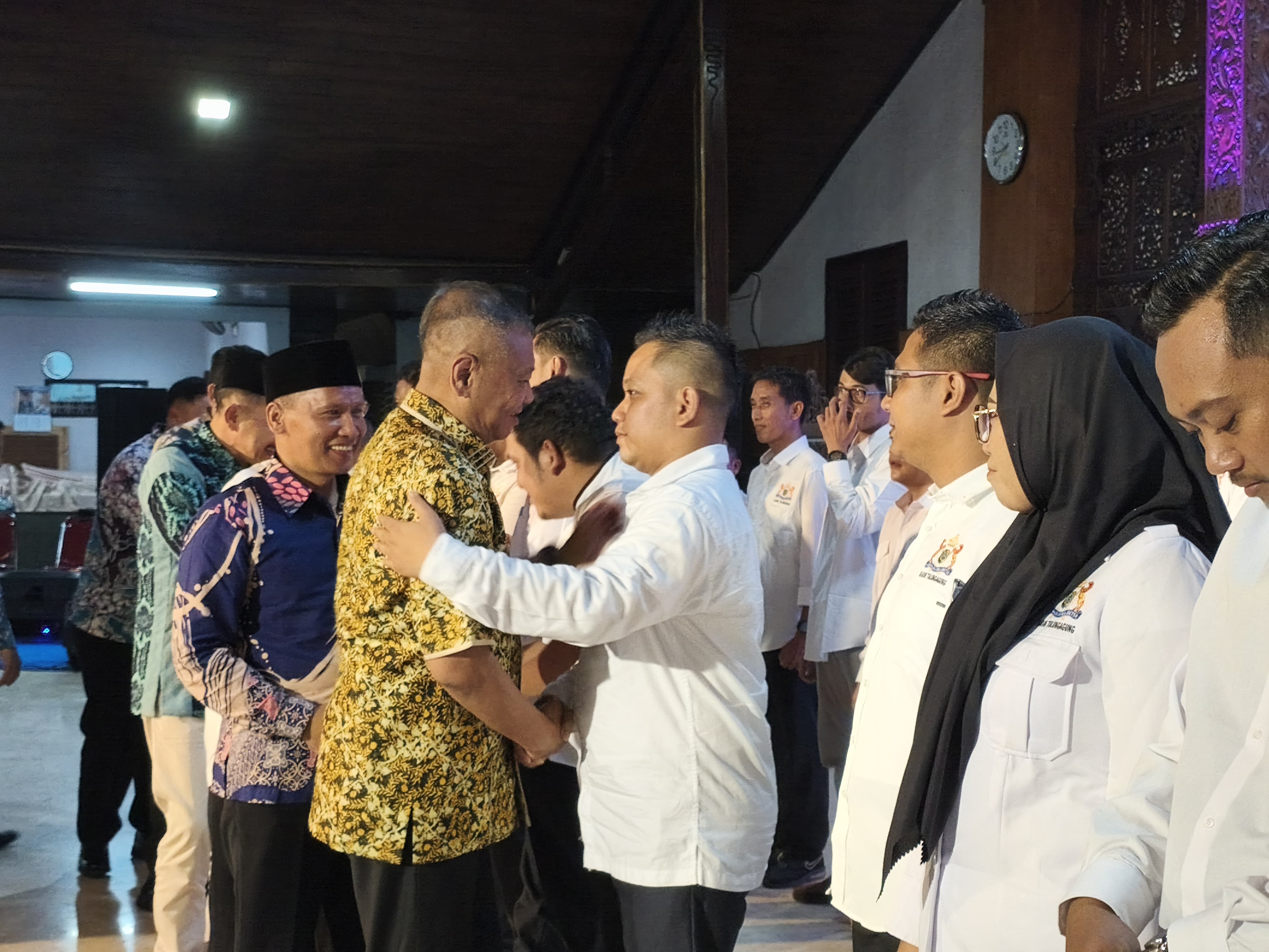 Bupati Tulungagung Gatut Sunu Wibowo memberi ucapan selatam kepada Ketua Umum KADIN Tulungagung Rifqi Firmansyah.
