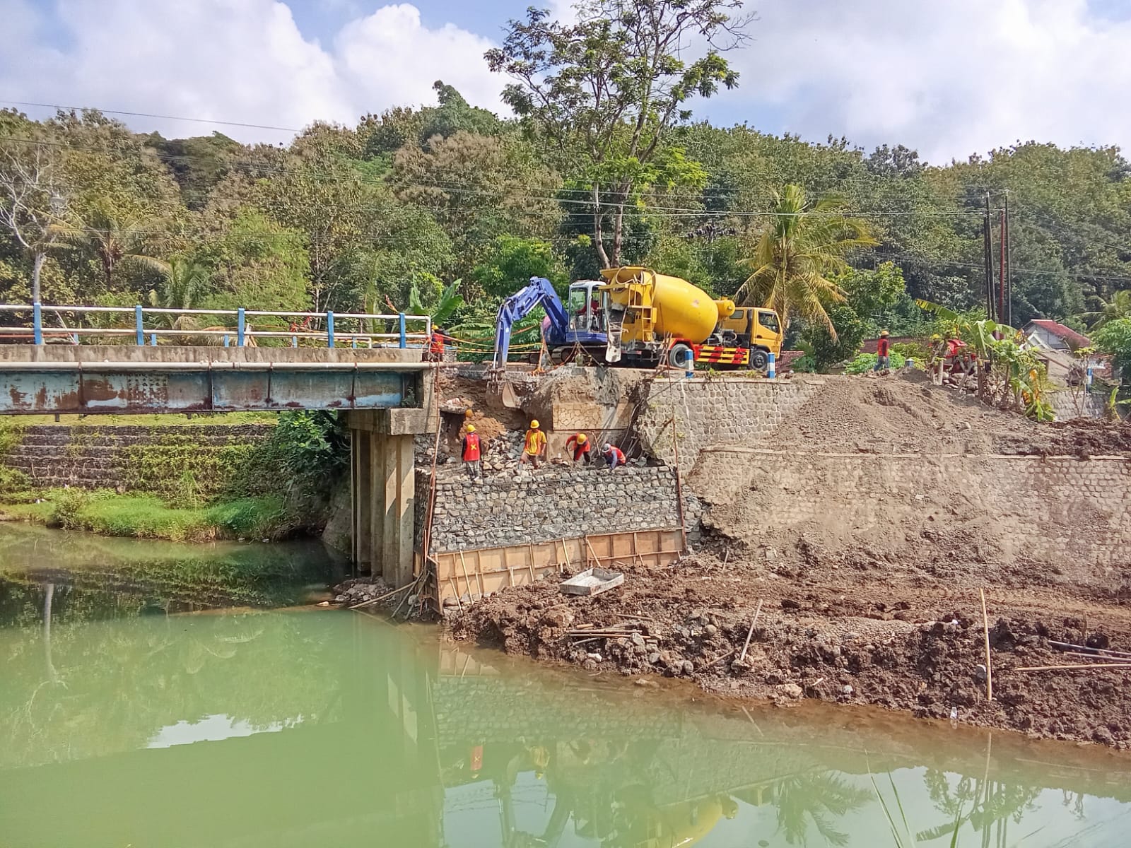Petugas mengerjakan pembangunan kontruksi sayap Jembatan Jurang Angklung di Desa Sukorejo Kulon, Kecamatan Kalidawir.