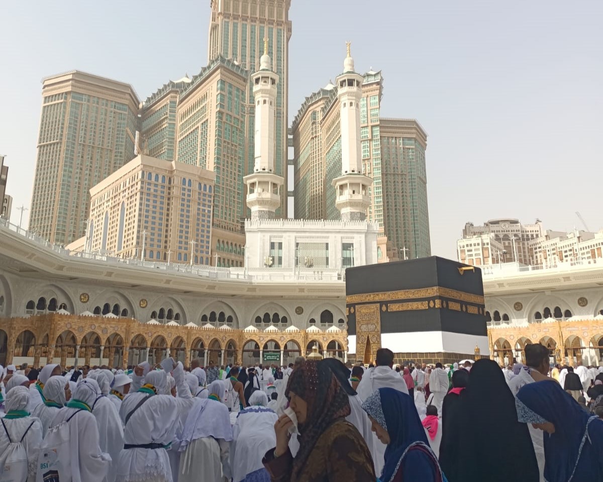 Jemaah melakukan tawaf di Masjidil Haram, Makkah, sebagai salah satu rangkaian perbibadatan haji.