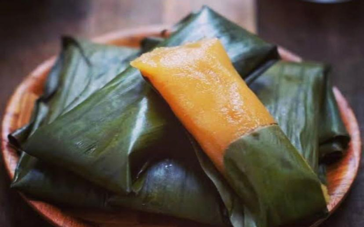Jika kamu berkunjung ke Tulungagung, jangan lewatkan untuk mencicipi deretan makanan unik  yang jarang ditemukan di daerah lain.  Termasuk kue utri singkong khas kota ini.