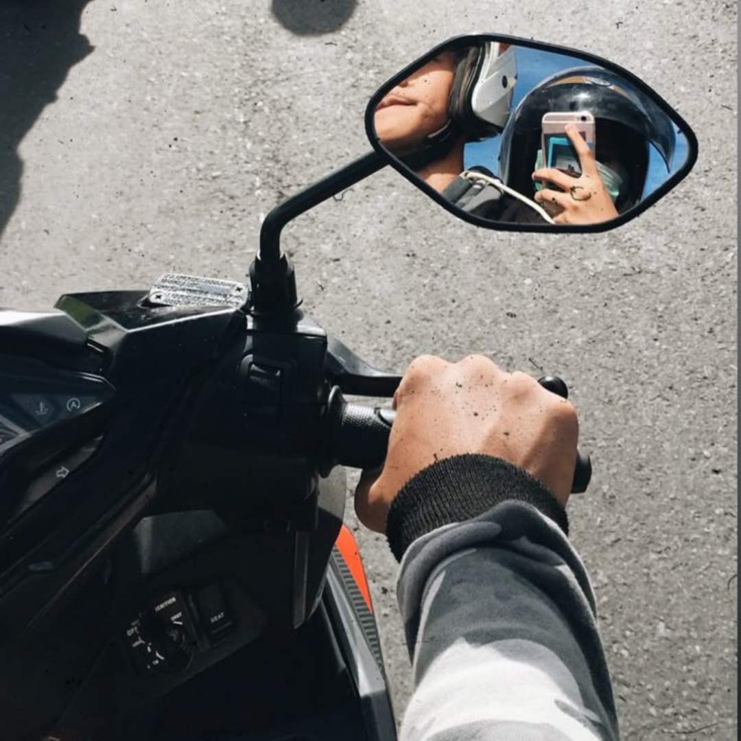 Kalau kamu jalan-jalan di Tulungagung, coba deh perhatiin motor-motor yang lewat. Di balik itu semua ada kode rahasia kehidupan.