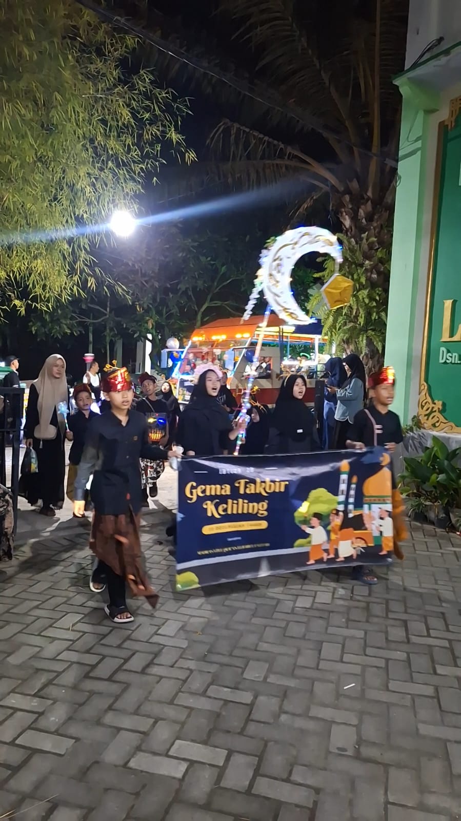 Suasana malam menjelang Hari Raya Idul Adha di wilayah Tulungagung berlangsung meriah, Kamis (5/6/2025) malam.
