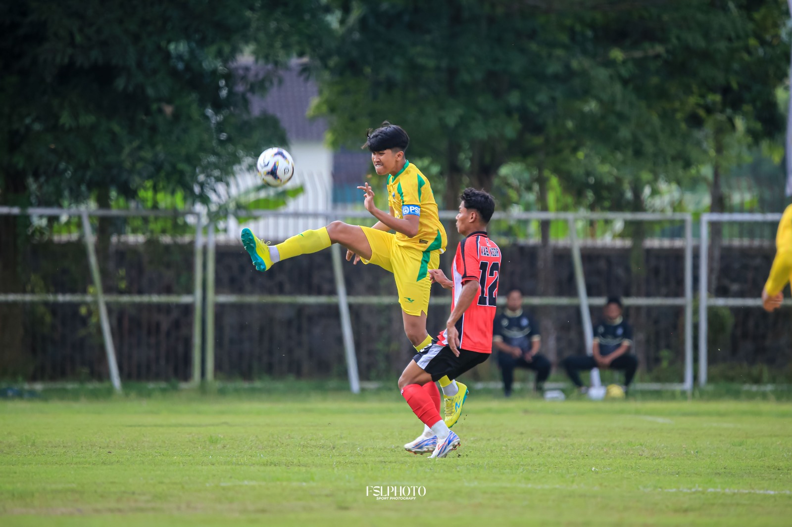 Tim sepak bola Tulungagung melawan tim asal Kediri di laga pra porprov beberapa waktu lalu.