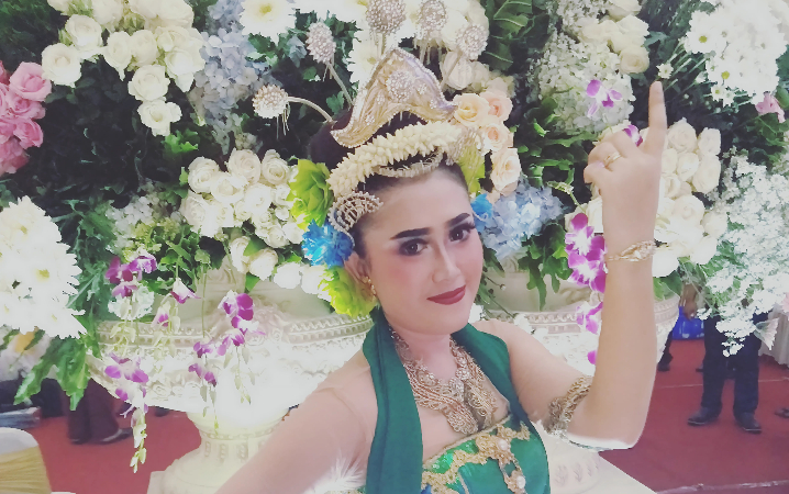 Sebagai guru bimbingan konseling (BK) di salah satu SMP negeri di Tulungagung, Isti Neti Rahayu, ternyata lama geluti seni tari.