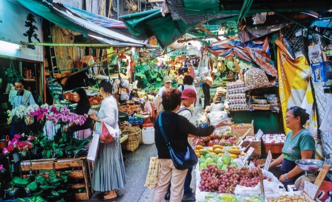 Hingga kini keberadaan pasar terutama tradisional di Tulungagung tetap bergeliat ketika pagi hari.