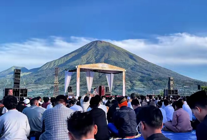 Sholat Id dengan view terindah ada di Wonosobo. Sebab pemandangan alam luar biasa yang menjadikan momen ibadah Anda lebih bermakna dan penuh kekhusyukan.