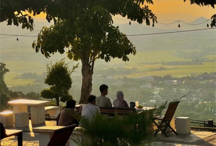 Di kawasan perbukitan Campurdarat Tulungagung, ada kafe yang menawarkan suasana sejuk dan pemandangan kota Tulungagung dari ketinggian.