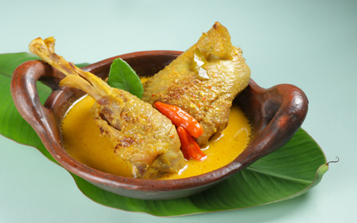 Tradisi ambengan menjadi ciri khas warga Desa Suwaru menjelang Idul Adha. Lodho adalah salah satu menu dalam ambengan.