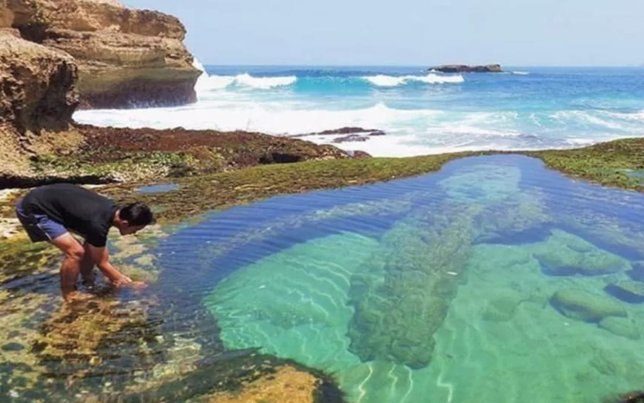 Pantai Kalipucung, sebuah pantai eksotis yang terletak di Desa Jengglungharjo, Kecamatan Tanggunggunung, Tulungagung, yang memiliki kolam alam yang jernih.