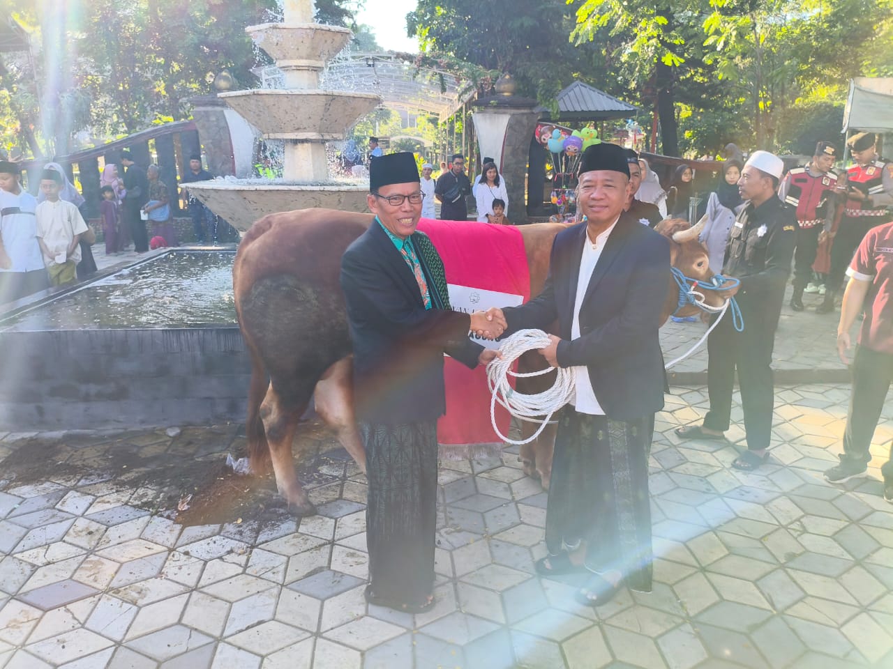 Bupati Tulungagung Gatut Sunu Wibowo (kanan) menyerahkan sapi kurban secara simbolis kepada Ketua Takmir Masjid Agung Al Munawwar Fuad Sayaiful Anam.