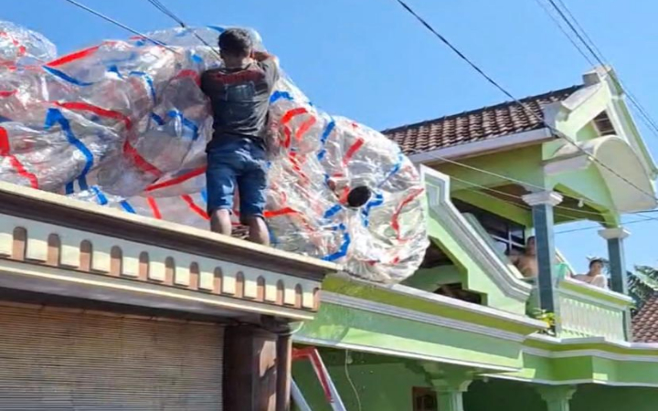 Balon udara berukuran besar jatuh dan menimpa atap rumah warga di Perumahan Tunggulsari Indah, Desa Tunggulsari, Kecamatan Kedungwaru, Tulungagung, Jumat (6/6/2025) pagi.