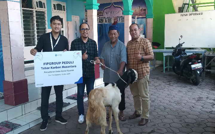 Penyerahan hewan kurban oleh Bpk. T. Hari Putra Sulistiyono W pada Mushola Shabilul Khoiri di Kelurahan Tertek, Kecamatan Tulungagung, Jumat (6/6/2025).