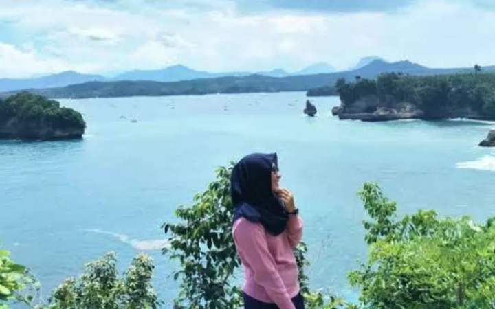 Pantai Godeg pegunungan Ngrejo, Tanggunggunung, Kabupaten Tulungagung, Jawa Timur, menyajikan keindahan alam yang masih alami dan jarang tersentuh.